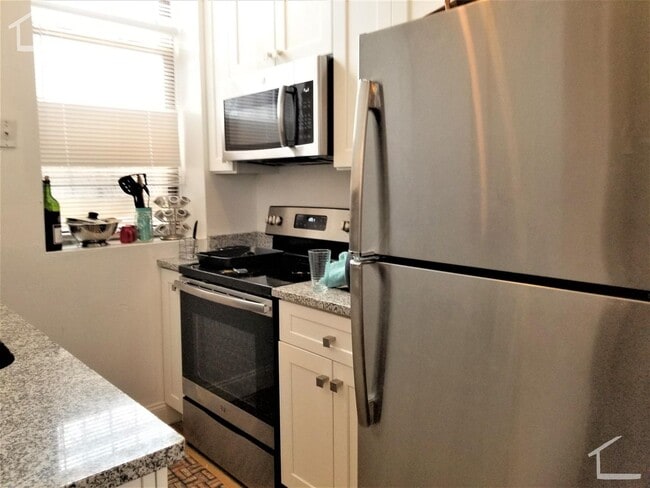 No Brokers Fee, Large Unit, Heat, Hot Water Included, Laundry on a Site - No Brokers Fee, Large Unit, Heat, Hot Water Included, Laundry on a Site