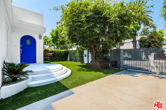 8718 Rosewood Ave