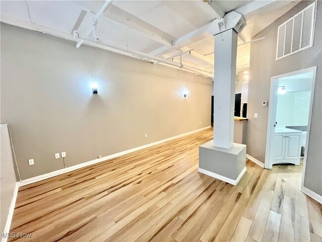 Building Photo - 1133 W 9th St Unit 117