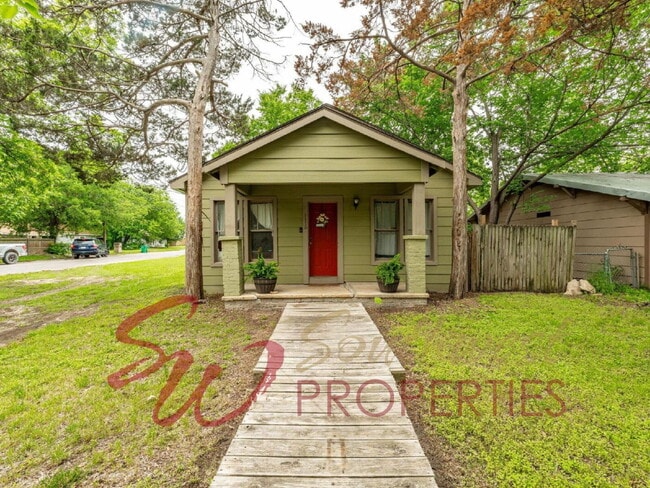 Building Photo - Cozy 2 bedroom on corner lot with privacy fenced backyard