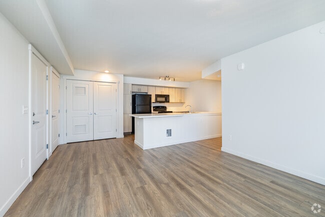 2BR, 2BA - 871SF - Kitchen / Living Room
