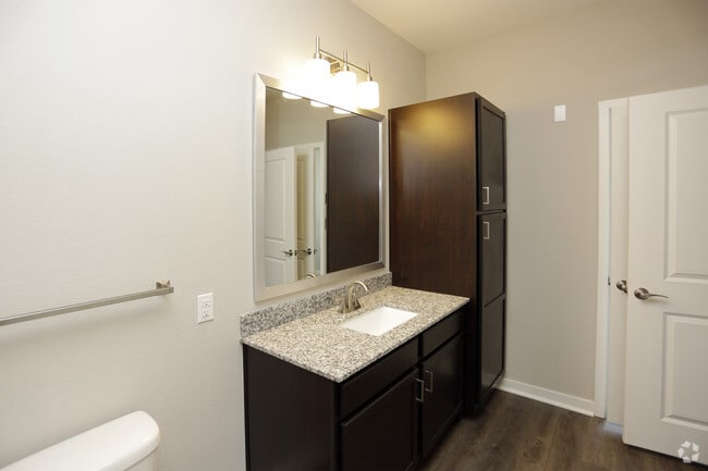 1BR, 1BA - 930 SF