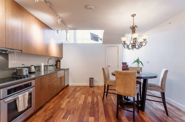 Photo - 270 E 6th Ave Unité TH