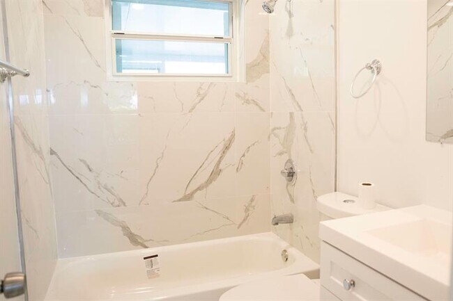 Photo - 530 NE 46th St