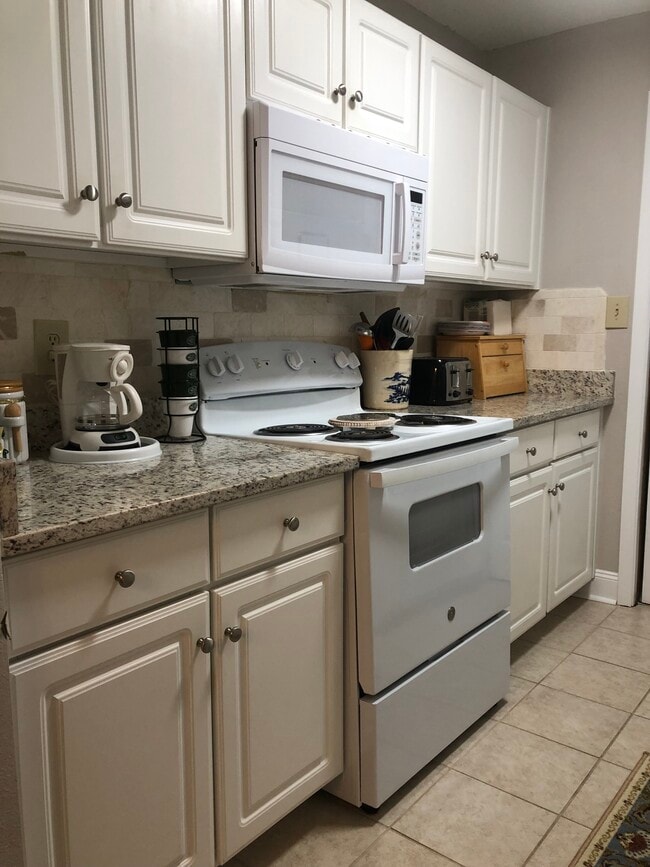 Galley kitchen left side - 3565 Sable Palm Ln Unit VILLAS AT LACITA