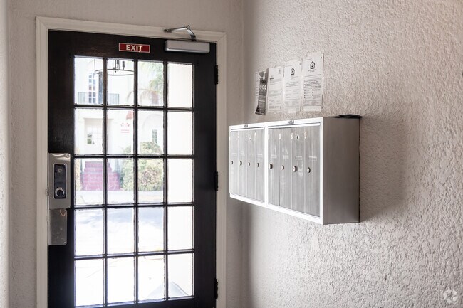 Buzones de correo - Curson Apartments...Newly remodeled...Brand New Kitchen...CALL NOW!!