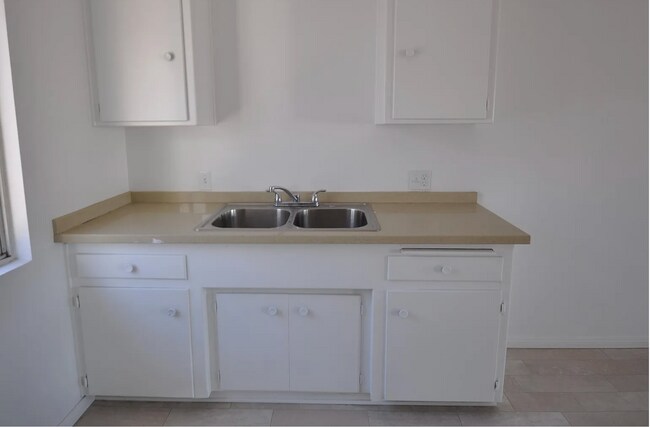 327 E Navilla Pl