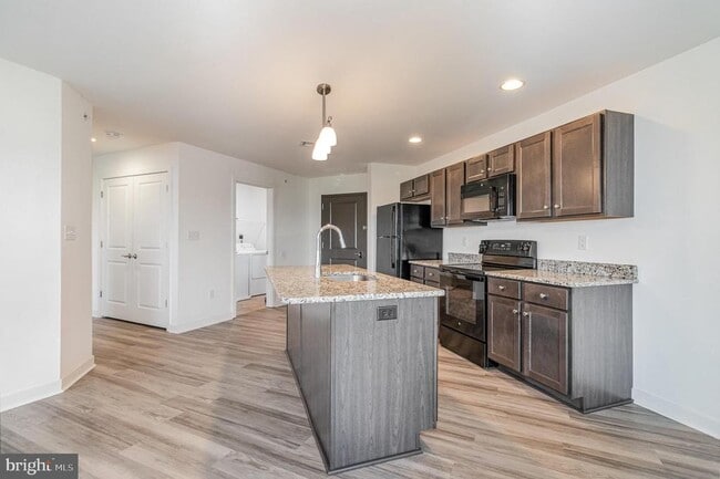 Building Photo - 1708 Fairmont Dr Unit 208