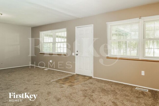 Photo - 665 Pimlico Dr