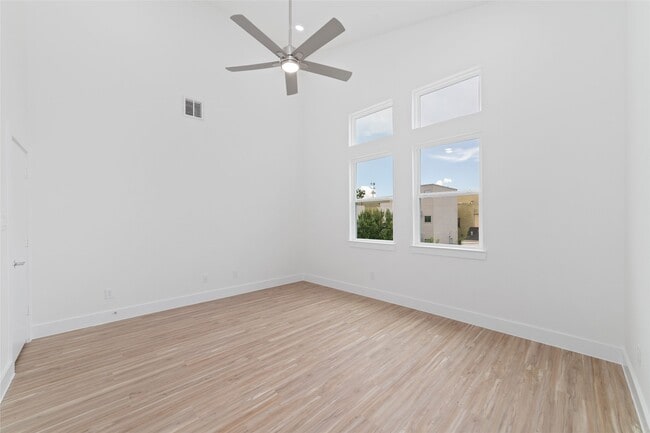 Photo - 2107 Holman St