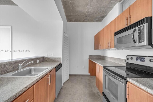 Building Photo - 455 NE 25th St Unit 809