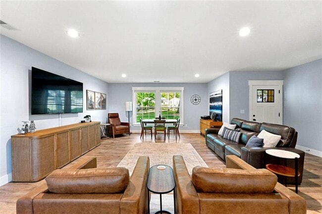 Photo - 1921 Hazelwood Dr SE