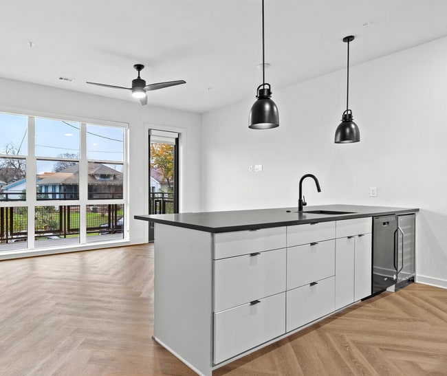 Building Photo - 239 W 9th St Unit 1630.7