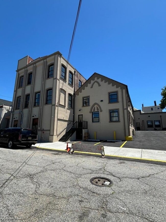 Building Photo - 24 Elm St Unit 202