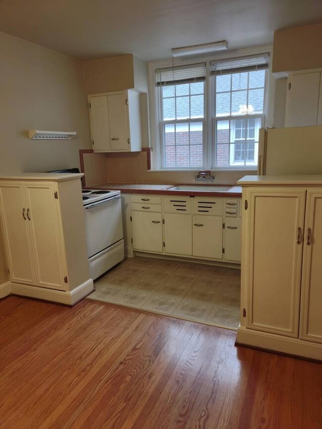 Photo - 2119 Gladstone Ave Unit c