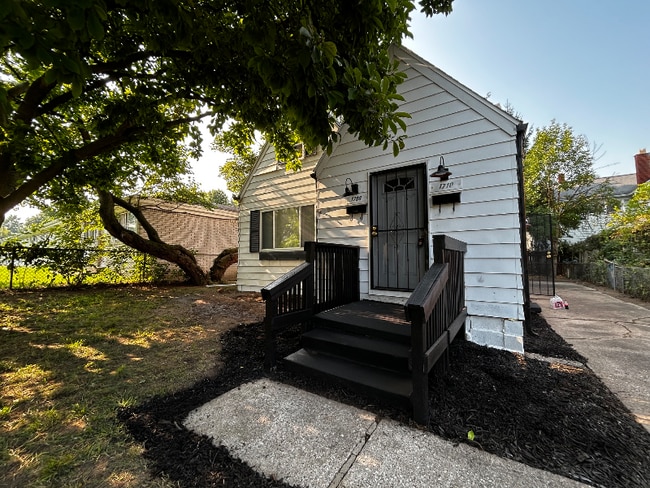 Building Photo - 1708 Cone St Unit 2