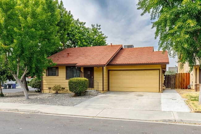 Photo - 3 bed 2 bath home for RENT in Modesto by Highway 99 and Costco!