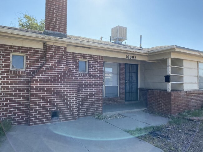 Photo - 10092 Yukon St