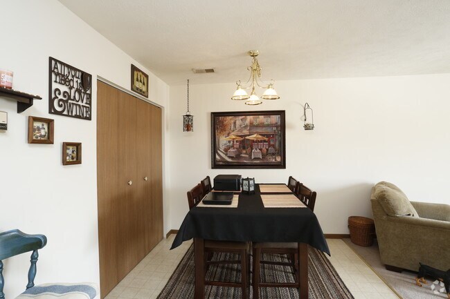 2BR, 1BA 930sq ft (3rd fl Open Concept) - Dining Room
