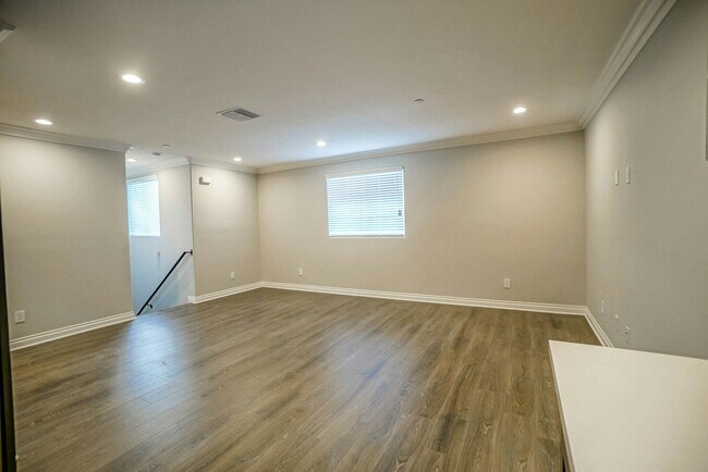 Photo - 1118-1118 1/2 W 39th Pl