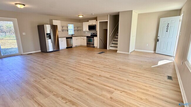 Photo - 2004 Chambers Dr NE