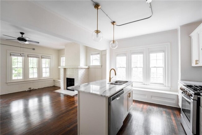 Photo - 536 Boulevard Pl NE