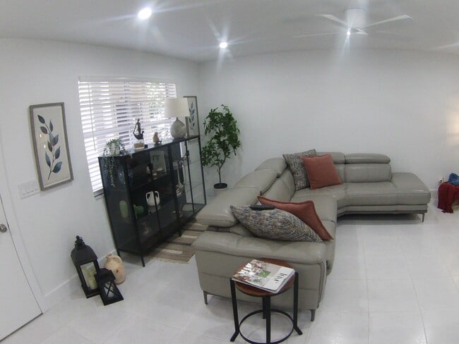 Photo - 541 Normandy L