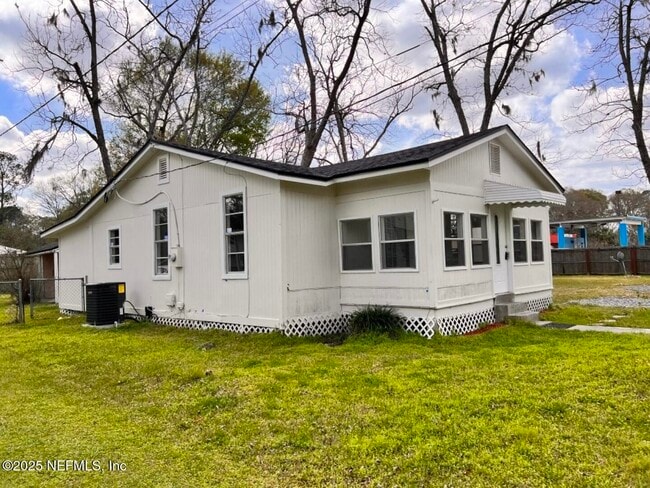 Building Photo - 670 Drew St W Rental