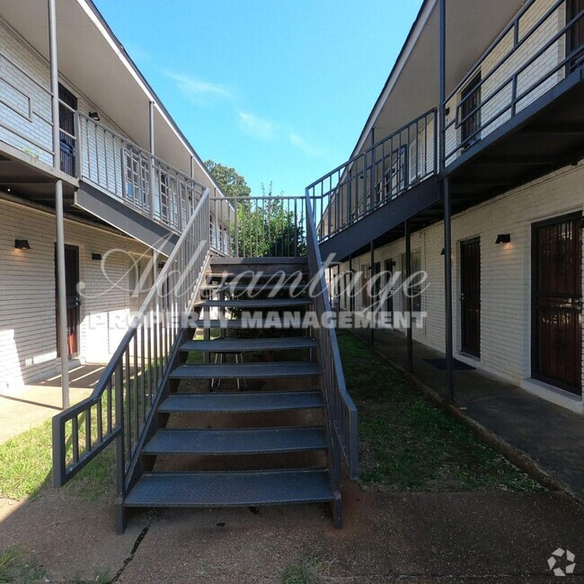 Building Photo - Come see this Move In Ready 2 bedroom Apar... Unit #6 Rental