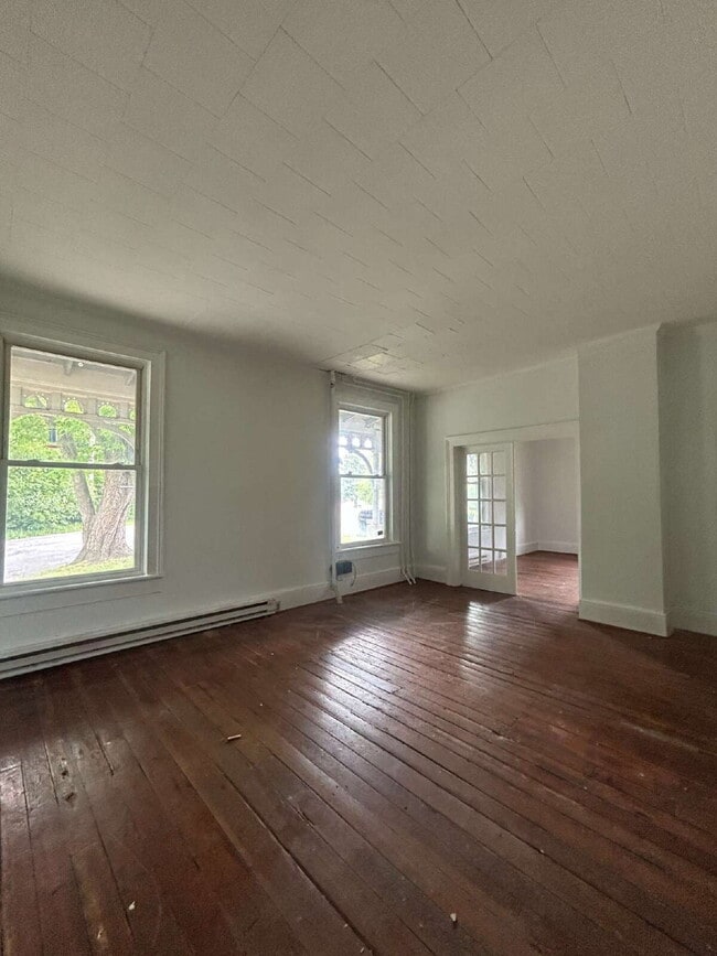Building Photo - 2 Bedroom 1 Bath Apt with vaulted ceilings and updated appliances on ground level