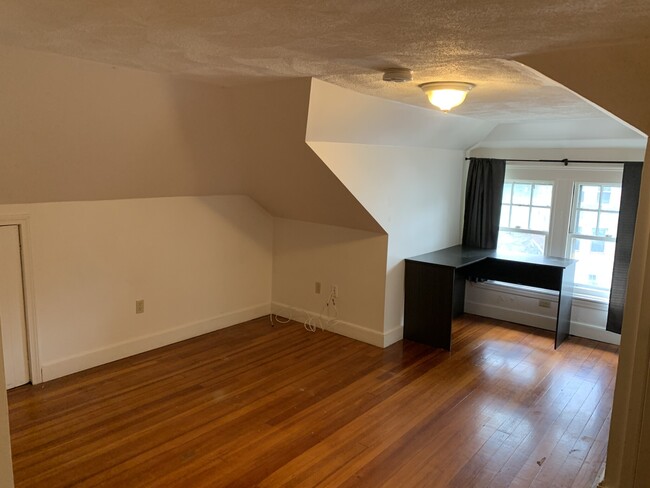 Photo - 163 Strathmore Rd Unidad Strathmore Rd #5 Rental