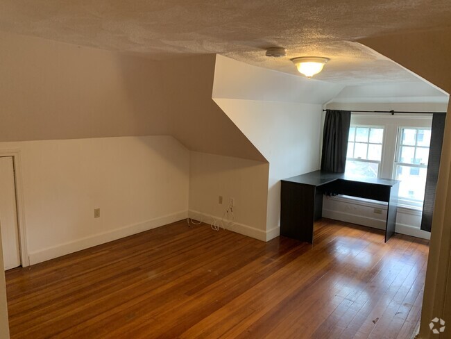 Building Photo - 163 Strathmore Rd Unit Strathmore Rd #5 Rental