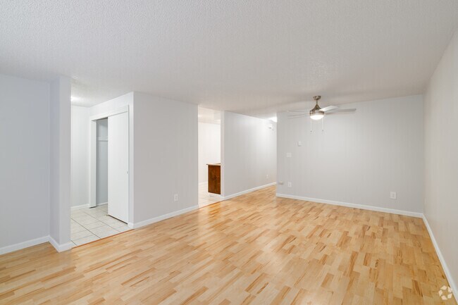 1BR, 1BA - 670SF - Living Room - Sunrise Apartments