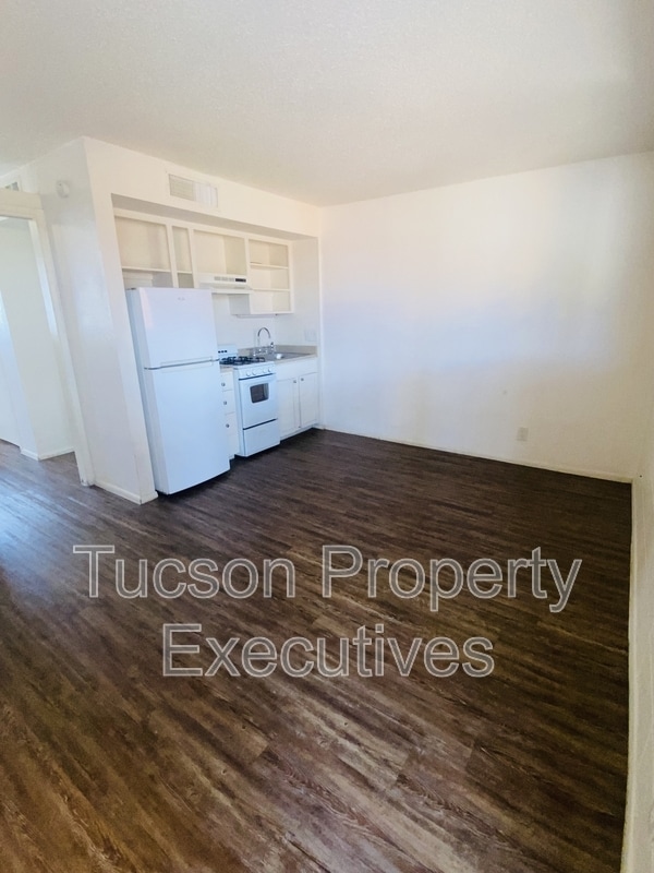 Photo - 5770 E 10th St