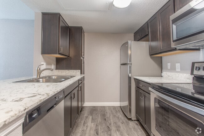 1 BR, 1 BA - 840 SF