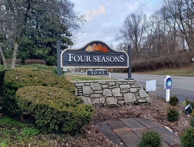 Building Photo - Great 1 bedroom, 1 bathroom condo in the heart of Green Hills!