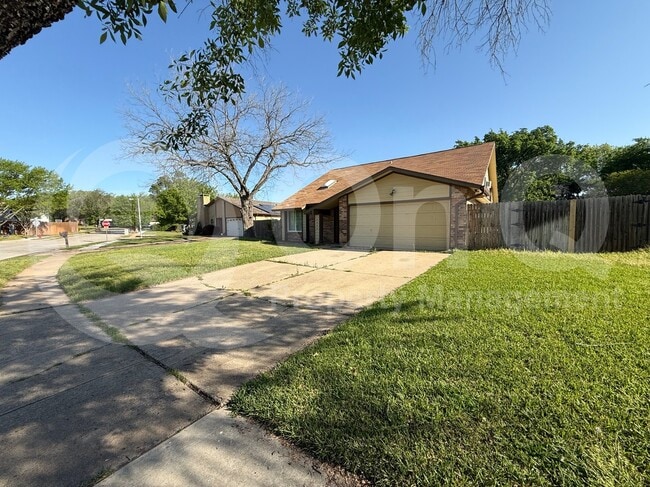 Building Photo - 3005 Meandering Way