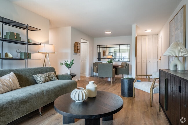 1BR, 1BA - 625SF - Living Room