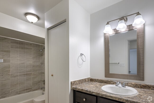 2BR, 1BA - 954SF - Primary Bathroom