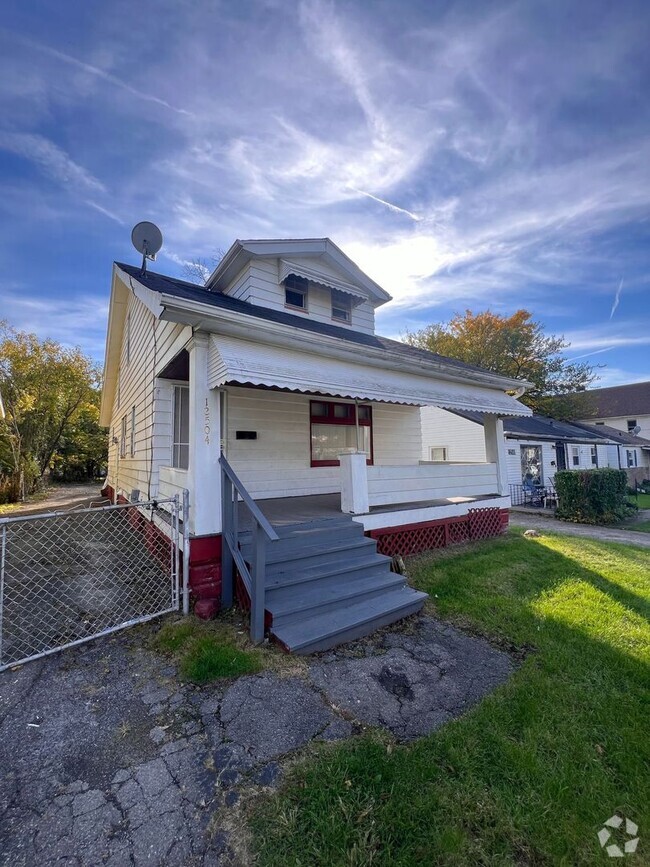 Building Photo - Section 8 Accepted: Affordable 4 Bed, 1 Ba... Rental