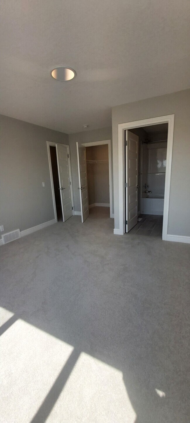 Photo - 286 Seton Passage SE