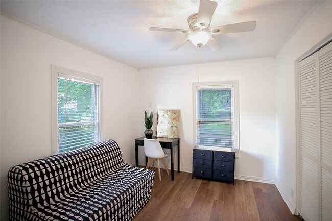 Photo - 212 E Yell St