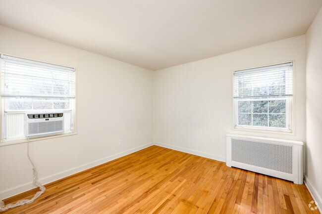 2BR, 1BA - 584SF - Bedroom