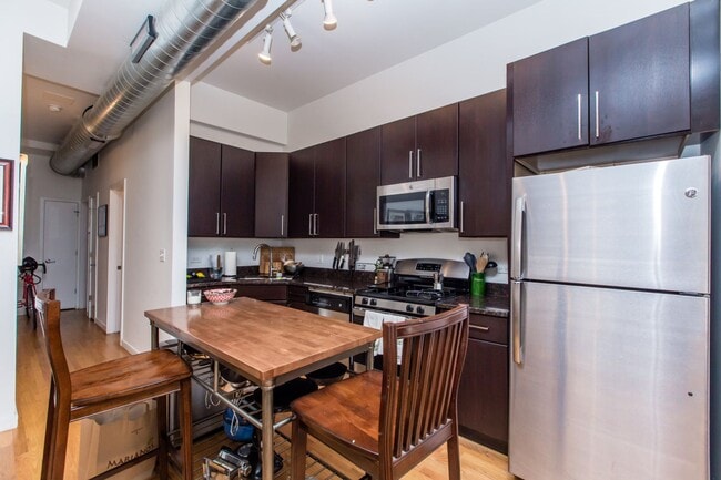Photo - Condo Quality 1Bed/1 Bath in Hot Bucktown/Wicker Park Location! Central Air & In-Unit Laundry! Unit 1F