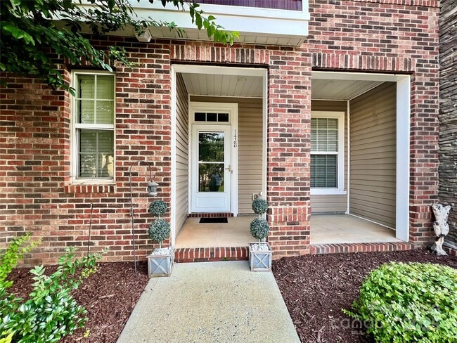 Photo - 142 Silverspring Pl