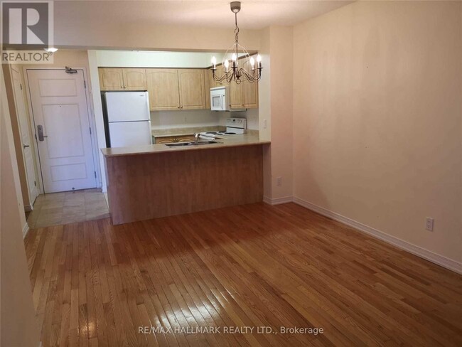 Photo - 310 Red Maple Rd Unité 1210