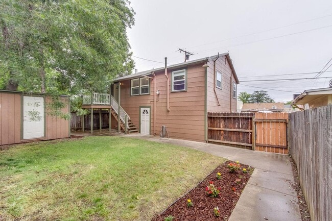 Building Photo - Beautiful and Cozy 2BR 1BA Apartment w/ 1 Car Garage + Fenced Yard + Quartz Countertops in Roseville Unit B_ST_C