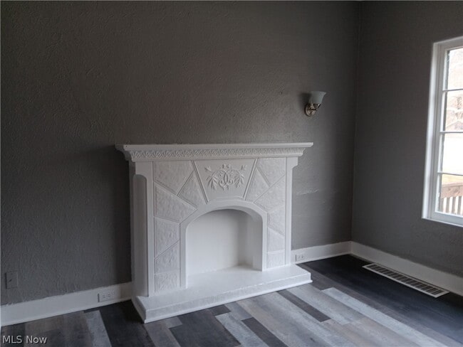 Photo - 1124 E 114th St