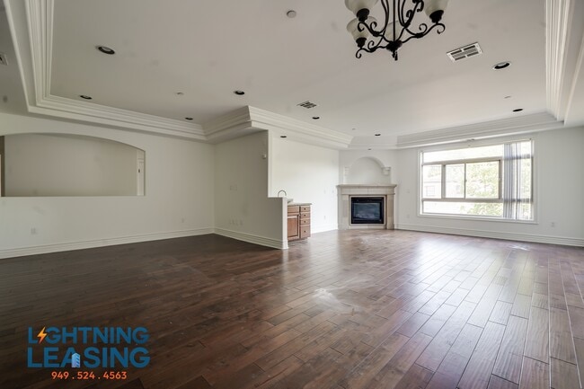 Building Photo - 10641 Woodbridge St Unit 202D Rental