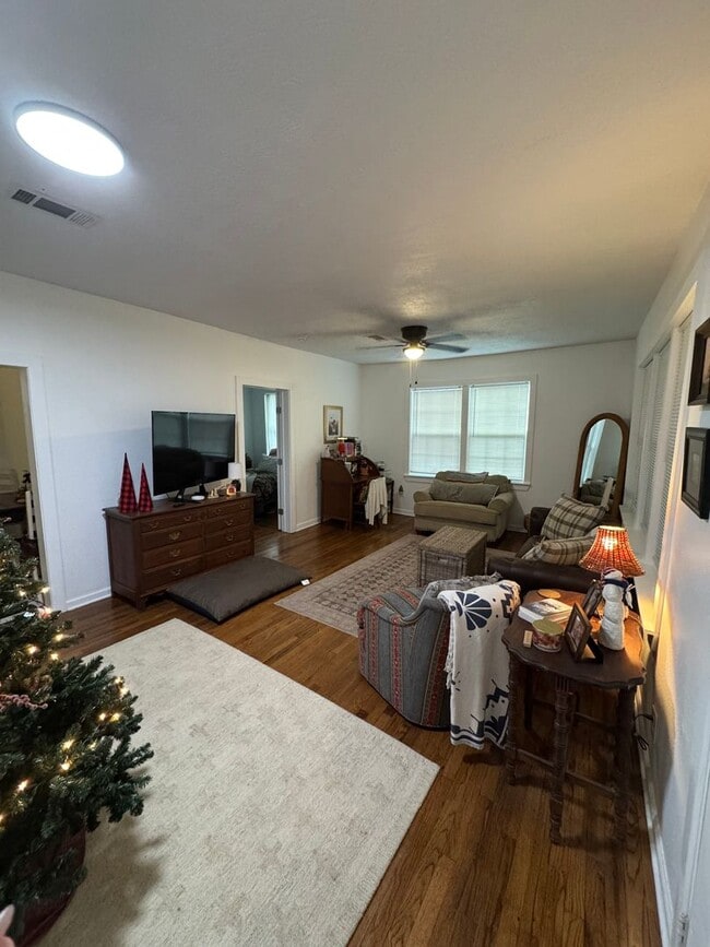 Photo - August Move-In! Charming 2/1 house near Do...